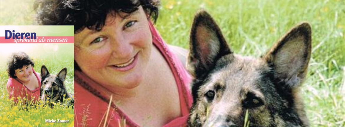 Op de bank met het boek met de aangrijpendste ervaringen van Dierentolk Mieke Zomer